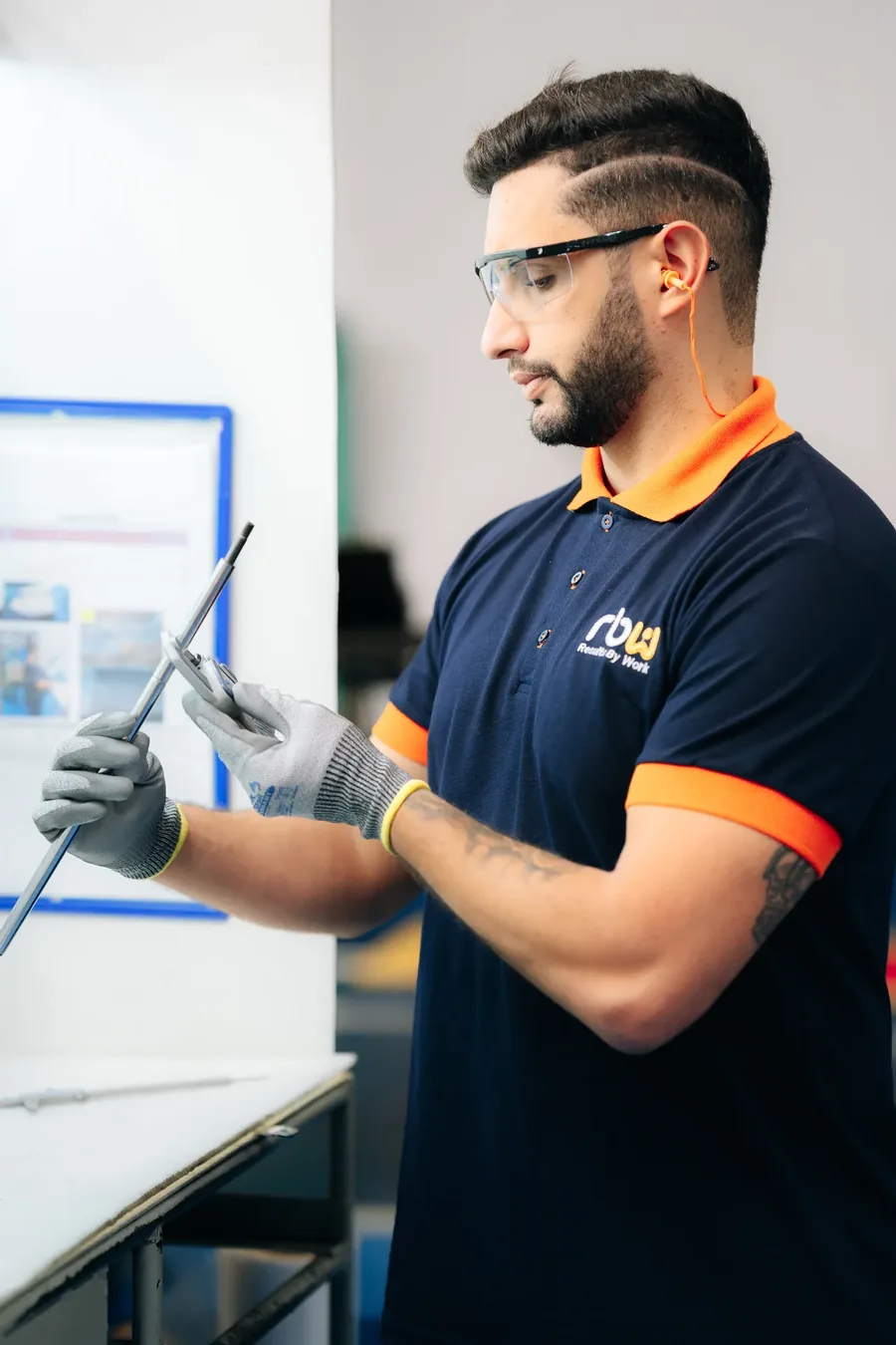 Profissional RBW realizando inspeção de qualidade