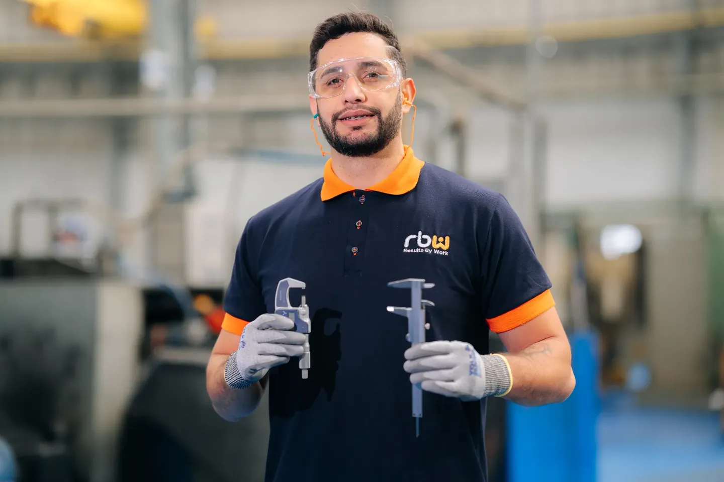 Colaborador RBW Grupo realizando inspeção de qualidade com instrumentos de medição - terceirização de serviços